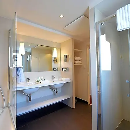 By Ihg 4*