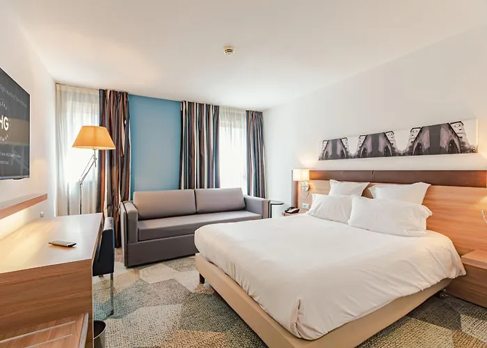 فندق By Ihg مُلووز